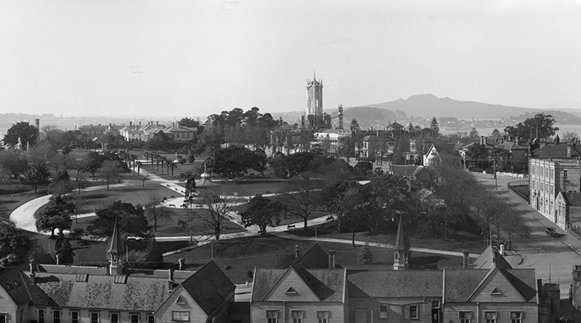 A black and white photo of Albert Park and the University of Auckland. This is part of the Auckland Council Libraries heritage collections.