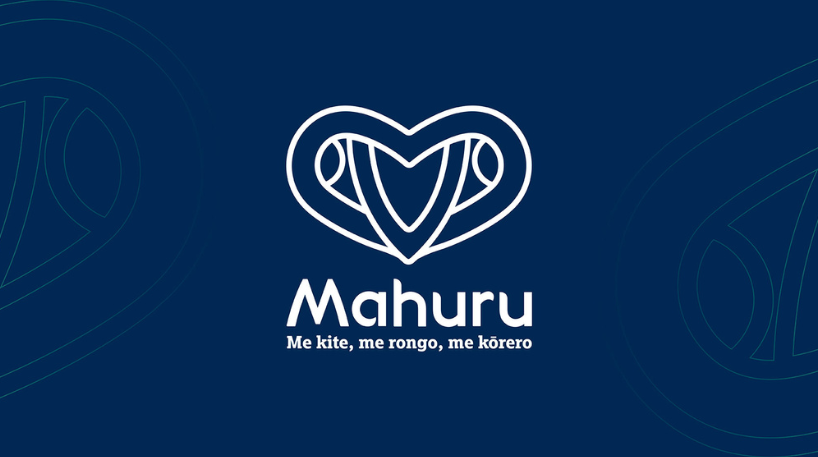 Mahuru logo and text: me kite, me rongo, me korēro.